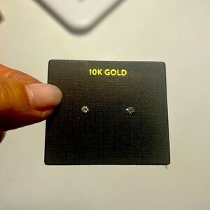 10 kt gold zirconia studs earrings. NWOT